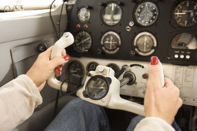 Kobieta pilotująca samolot