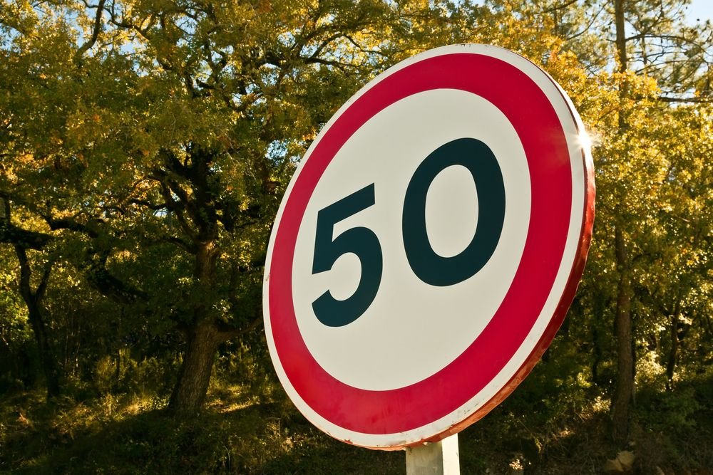 znak drogowy - ograniczenie do 50 km na godzinę